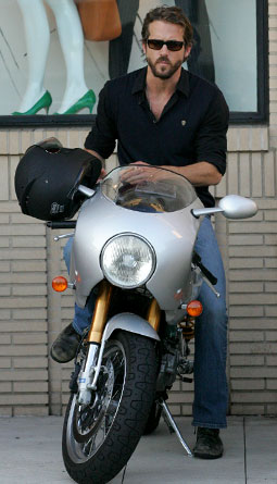 Ryan Reynolds Sunglasses on Can Admit To Googling Ryan Reynolds Motorcycle
